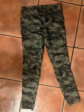 New York and Company women’s Camo Skinny Pants - Olive Green